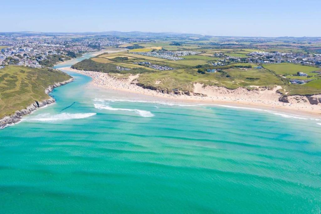 Modern Chic Summer Retreat. Dom wakacyjny New Quay